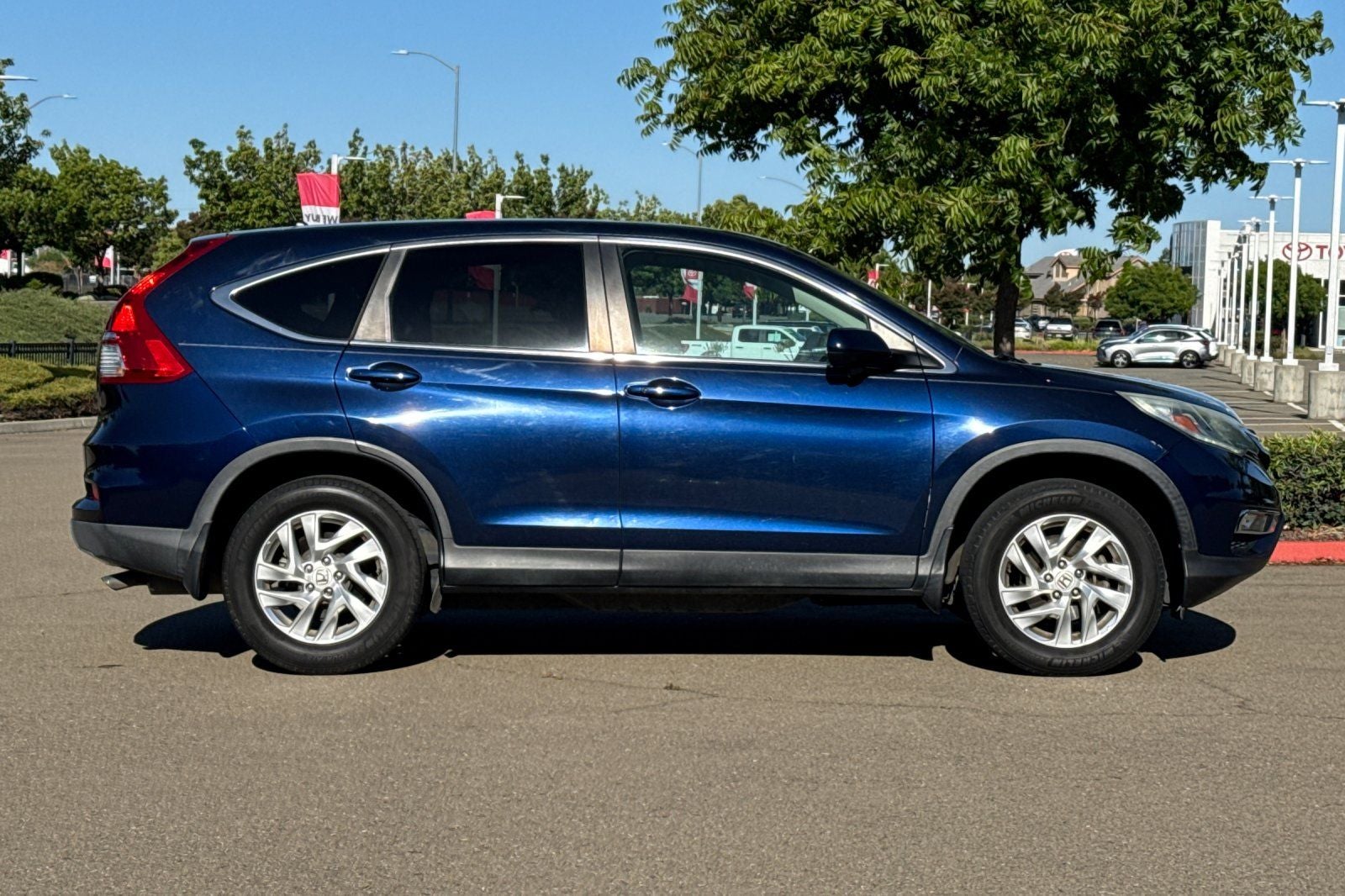 2015 Honda CR-V — rear three-quarter view