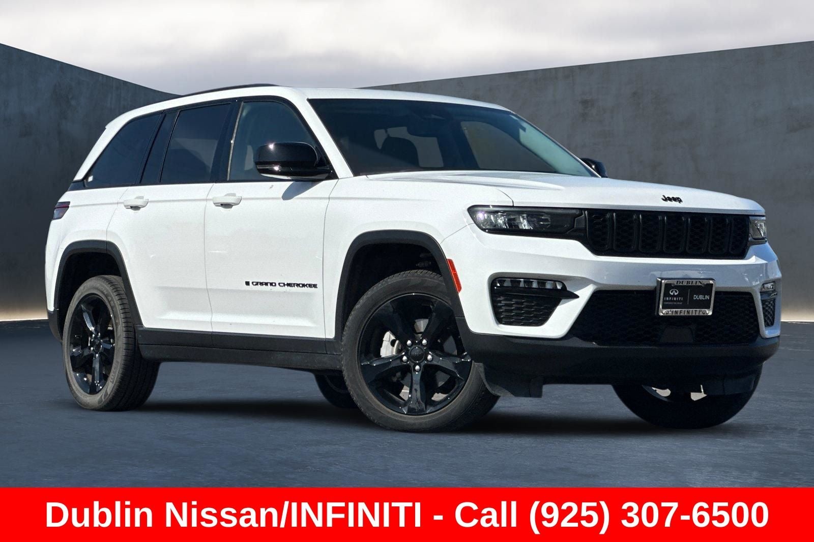2023 Jeep Grand Cherokee — side profile view